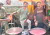 भीषण गर्मी में राहगीरों को ठंडा शरबत पिलाकर बुझाई प्यास