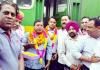 Rajasthan Railway News: बाड़मेर-हरिद्वार स्पेशल ट्रेन का संगरिया रेलवे स्टेशन पर ट्रेन पायलट का माल्यार्पण कर तथा लड्डू खिलाकर स्वागत