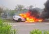 Noida Car Catches Fire: यमुना एक्सप्रेसवे पर चलती जगुआर कार में लगी आग, कुछ ही मिनटों में जलकर राख हुई लग्जरी कार