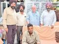 सड़क पर बेसहारा घूम रहे मंदबुद्धि युवक को आश्रम में दाखिल कराया