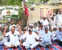 भिवानी में किसानों का फूटा गुस्सा, मंडी कार्यालय के बाहर जोरदार धरना
