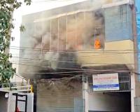 कागज पैकेजिंग गोदाम में लगी भीषण आग से लाखों का नुकसान