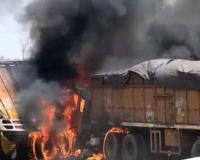 Jharkhand Accident: झारखंड में खौफनाक सड़क हादसा, भिड़ंत के बाद धू-धू कर जले दो ट्रक