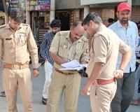 कचहरी के सामने सड़क किनारे पड़ा मिला बुजुर्ग का शव, सनसनी