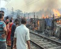 रेलवे लाइन के पास झुग्गी बस्ती में आग लगने से ट्रेन सेवाएं प्रभावित, यात्रियों को भारी परेशानी