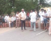 कुराली में गैस आपूर्ति ठप होने पर ग्रामीणों का हंगामा, बस अड्डे पर लगाया जाम