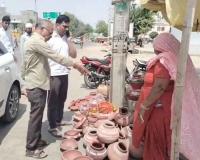 भीषण गर्मी में हर साल बढ़ती है बिक्री, इस बार डिमांड के आगे कम पड़ गए मटके