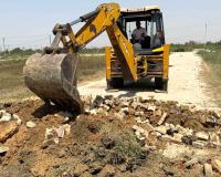 Bulldozer Action: अवैध कालोनियों में चला प्रशासन का पीला पंजा, भारी पुलिस बल रहा तैनात