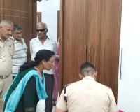 Theft News: घर का ताला तोडकर चोरों ने लाखों की कीमत के आभूषण व नगदी पर किया हाथ साफ