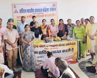 भीषण गर्मी में जरूरतमंदों को बांटा शरबत और फल 