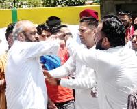 Election: मतदान के दौरान हंगामा, कई वार्डों में झड़पें और तनावपूर्ण माहौल