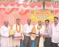 शैक्षिक उन्नयन संगोष्ठी में सेवानिवृत्त शिक्षकों को दी गई विदाई