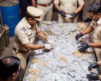 Mumbai Police Raid: मुंबई में ड्रग्स बनाने वाली फैक्ट्री का पर्दाफाश, 50 करोड़ से अधिक के नशीले पदार्थ बरामद
