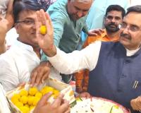 स्पीकर हरविंद्र कल्याण ने घरौंडा रेलवे स्टेशन पर यात्रियों को स्वयं अपने हाथों से जल पिलाकर की सेवा