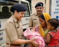 Gujarat Police: गुजरात पुलिस की भावनात्मक मिसाल, जेल में बंद महिला क़ैदी व उसके नवजात शिशु को सुरक्षित घर पहुंचाया