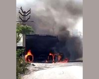 Truck Fire: चलते सीएनजी ट्रक में लगी भीषण आग, ड्राइवर ने कूदकर बचाई जान