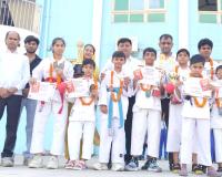 एकेडमी पहुंचने पर कराटे टीम का पुष्प-मालाएं पहनाकर भव्य स्वागत