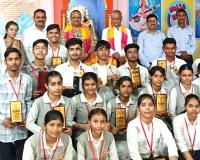 मेधावी छात्र-छात्राओं को पुरस्कार प्रदान कर किया सम्मानित