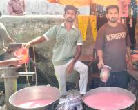भीषण गर्मी में राहगीरों को ठंडा शरबत पिलाकर बुझाई प्यास