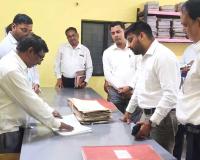 डीएम आलोक यादव ने किया तहसील व नगरपालिका का निरीक्षण