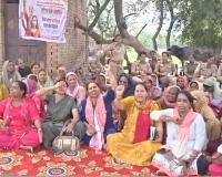 सांसद इकरा हसन के आवास के बाहर धरने पर बैठी महिलाएं, महिला आरक्षण बिल के विरोध पर प्रदर्शन