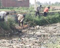 कण्डेला में तालाब में चलाया गया सफाई अभियान
