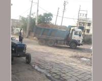 खांडा गांव के ग्रामीण ओवरलोड रेत से भरे डंपरों से  परेशान