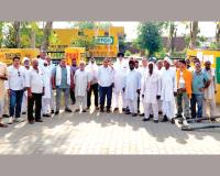 सोसायटी का चुनाव रद्द होने से भड़के ग्रामीण, सोसायटी कार्यालय पर जड़ा ताला