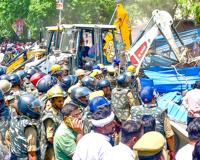 Lucknow Bulldozer Action: लखनऊ कोर्ट परिसर में चला बुलडोजर, वकीलों के 240 चैंबर और दुकानें ध्वस्त