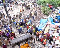 Mumbai Railway News: मुंबई में रेलवे का बड़ा एक्शन, बांद्रा ईस्ट स्टेशन पर 500 अवैध निर्माणों पर चला बुलडोजर