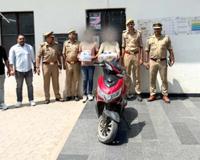 चोरी के मोबाइल, लैपटॉप और टैबलेट के साथ दो बदमाश स्कूटी सहित गिरफ्तार