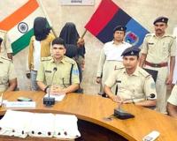 ज्वेलरी शॉप लूटकांड में जमीन के नीचे छिपे मिले लाखों के गहने, दामाद सहित महिला गिरफ्तार