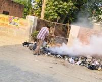 हड़ताल के बीच कूड़े के ढेरों में लगाई आग, बदबू और गंदगी से परेशान लोग