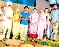 अस्थियों पर फलदार पौधा लगाकर दिया पर्यावरण संरक्षण का संदेश