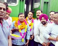 Rajasthan Railway News: बाड़मेर-हरिद्वार स्पेशल ट्रेन का संगरिया रेलवे स्टेशन पर ट्रेन पायलट का माल्यार्पण कर तथा लड्डू खिलाकर स्वागत