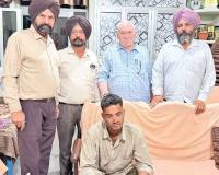 सड़क पर बेसहारा घूम रहे मंदबुद्धि युवक को आश्रम में दाखिल कराया