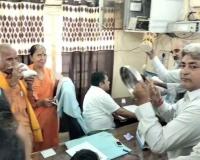 स्मार्ट मीटरों के खिलाफ प्रदर्शन, थालियां-डमरू बजाकर किया विरोध 