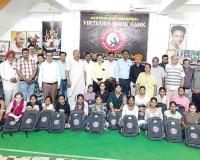 वरच्युस क्लब इंडिया के विद्यार्थी आशीर्वाद समारोह में छात्राओं को किताबें व स्कूल बैग वितरित