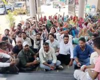 एनजीओ के सफाई कर्मियों के टेंडर में फर्जीवाड़े का आरोप, नगर परिषद कार्यालय पर धरना 