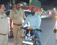 Traffic Challan: चौकी प्रभारी ने यातायात नियमों के उल्लंघन पर काटे चालान