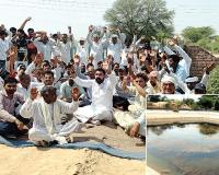 जलघर की सफाई और पेयजल की मांग को लेकर गिंदड़ां वासियों ने किया रोष प्रदर्शन 
