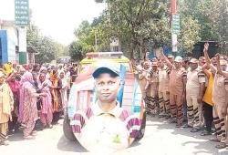 धर्मक्षेत्र-कुरुक्षेत्र के खानपुर कोलियां के शरीरदानी रघुबीर सिंह इन्सां को सेवादारों ने मानव श्रृंखला बनाकर दी अंतिम विदाई