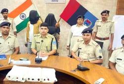 ज्वेलरी शॉप लूटकांड में जमीन के नीचे छिपे मिले लाखों के गहने, दामाद सहित महिला गिरफ्तार