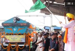 सीएम सैनी ने सिरसा से श्री नांदेड़ साहिब के लिए विशेष ट्रेन को हरी झंडी दिखाकर किया रवाना