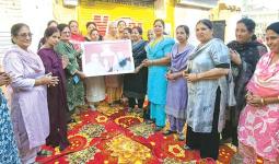 Sirsa News: एमसी मार्केट में नई दुकान लेने की खुशी नामचर्चा आयोजित कर मनाई