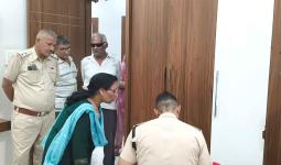 Theft News: घर का ताला तोडकर चोरों ने लाखों की कीमत के आभूषण व नगदी पर किया हाथ साफ