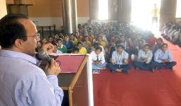 Career Seminar: परिवार व देश की तरक्की के लिए सही राह का चयन करे युवा: चेयरमैन डॉ. पवन कुमार शर्मा