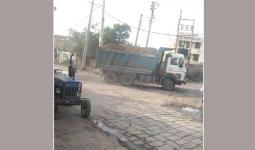 खांडा गांव के ग्रामीण ओवरलोड रेत से भरे डंपरों से  परेशान