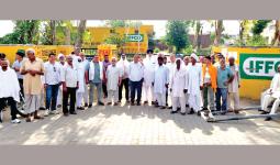 सोसायटी का चुनाव रद्द होने से भड़के ग्रामीण, सोसायटी कार्यालय पर जड़ा ताला