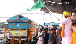 सीएम सैनी ने सिरसा से श्री नांदेड़ साहिब के लिए विशेष ट्रेन को हरी झंडी दिखाकर किया रवाना